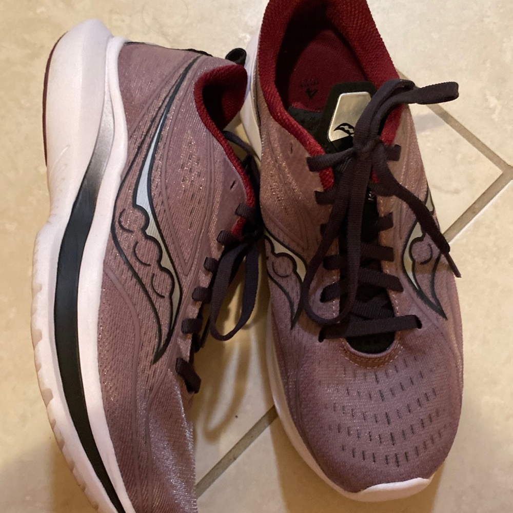saucony form fit 4 size 7 barely used (worn 3 times to run errands)